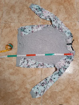 Camiseta-Sudadera Bershka floral gris