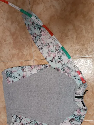 Camiseta-Sudadera Bershka floral gris