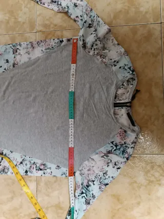 Camiseta-Sudadera Bershka floral gris