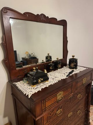 Cómoda antigua de madera de castaño con espejo