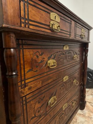 Cómoda antigua de madera de castaño con espejo