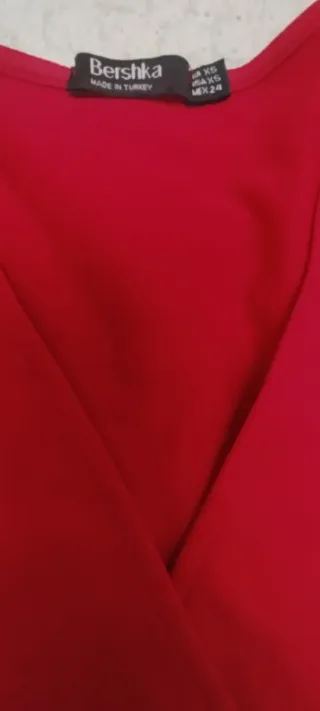 Mono corto rojo con botones