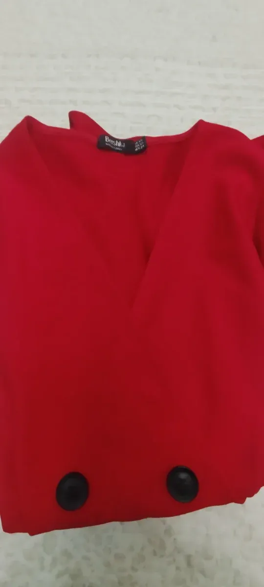 Mono corto rojo con botones