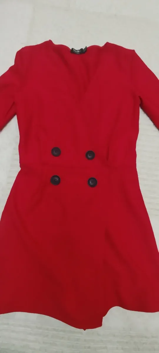 Mono corto rojo con botones