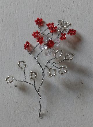 Tocado flores cuentas rojo y plata