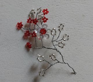 Tocado flores cuentas rojo y plata