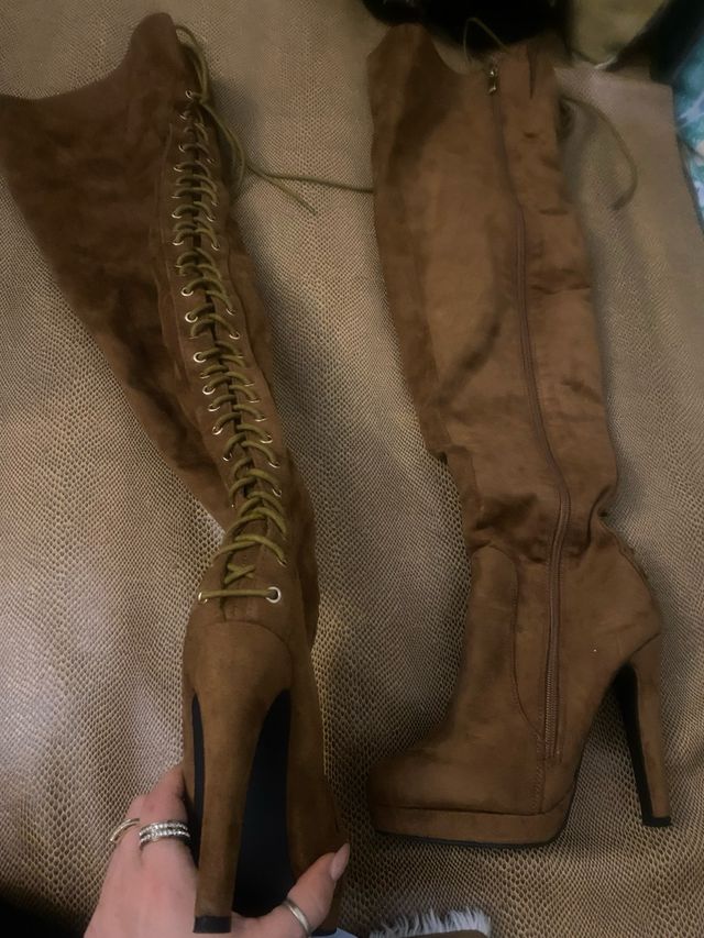 Botas altas marrones con cordones