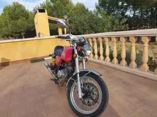 Moto 125cc roja
