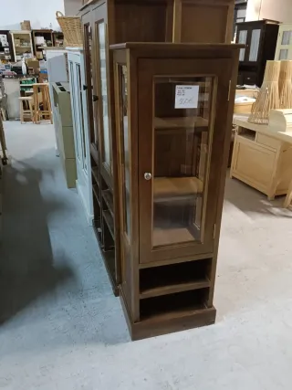 Vitrina estrecha de madera y cristal