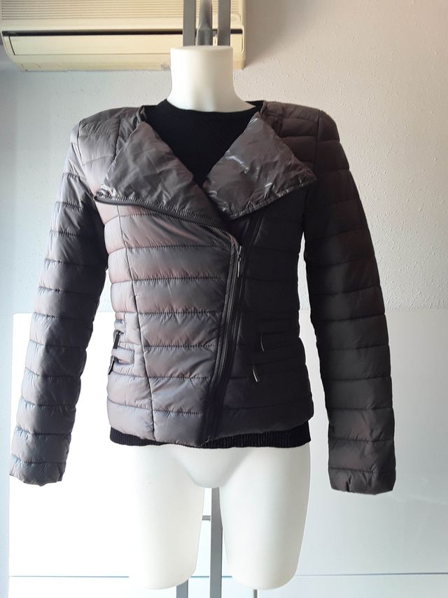 Chaqueta asimétrica de color gris ceniza. Talla S