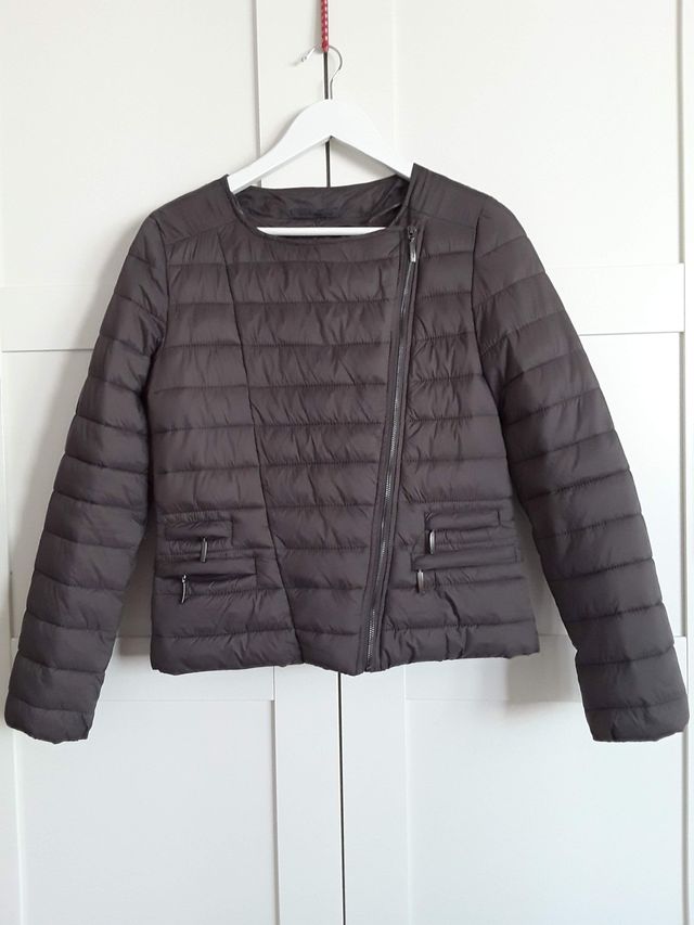 Chaqueta asimétrica de color gris ceniza. Talla S