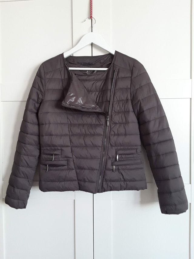 Chaqueta asimétrica de color gris ceniza. Talla S