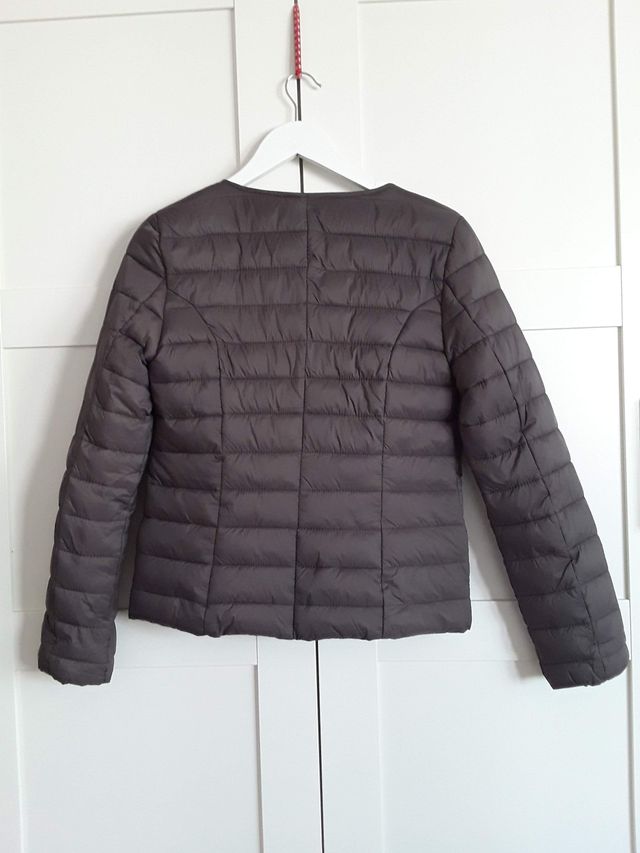 Chaqueta asimétrica de color gris ceniza. Talla S