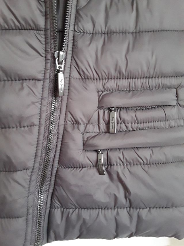 Chaqueta asimétrica de color gris ceniza. Talla S