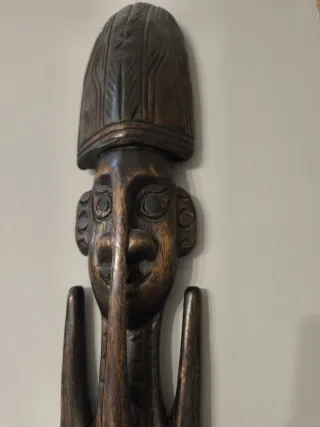 Máscara étnica de madera tallada