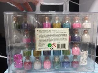 Maletín antiguo con 27  botellitas de perlitas