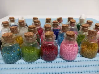 Maletín antiguo con 27  botellitas de perlitas