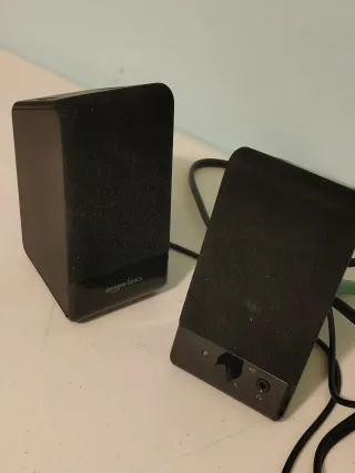 Mini altavoces Amazon Basics negros