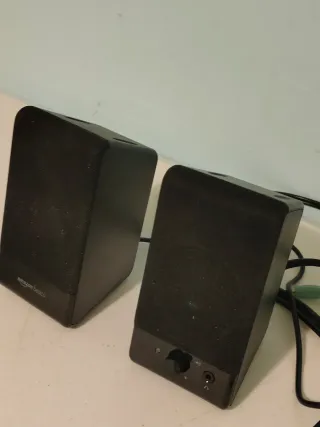 Mini altavoces Amazon Basics negros