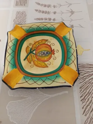 Cenicero cerámico pintado con motivos florales
