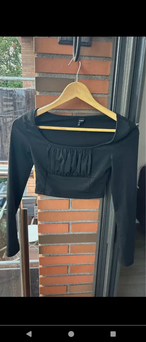 Top negro manga larga escote cuadrado