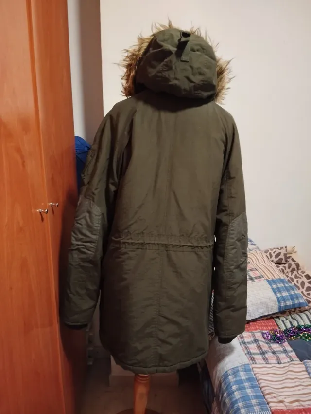 Anorak verde con capucha y pelo