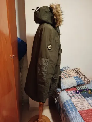 Anorak verde con capucha y pelo