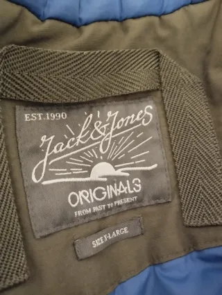 Anorak verde con capucha y pelo