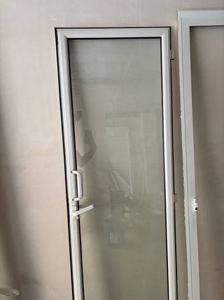 Puerta de aluminio con cristal