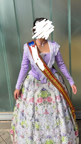 Traje de Fallera blanco y violeta