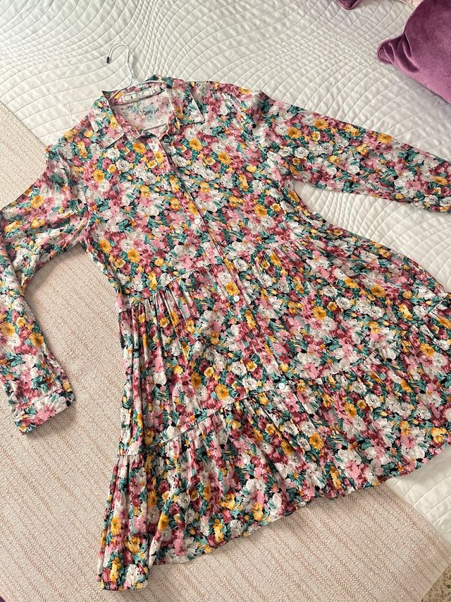 Vestido camisero estampado floral.