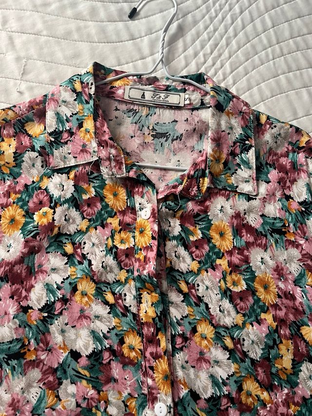 Vestido camisero estampado floral.