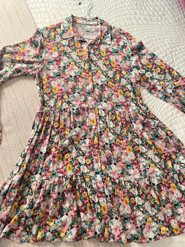 Vestido camisero estampado floral.