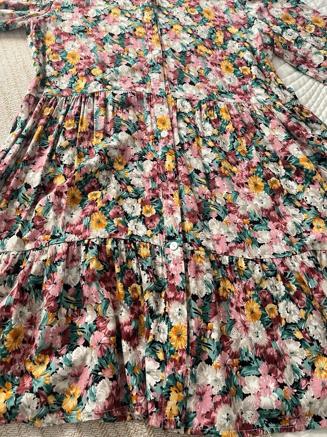 Vestido camisero estampado floral.