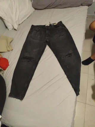Pantalones vaqueros negros rotos