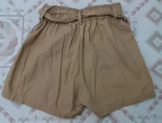 Pantalón corto beige con cinturón