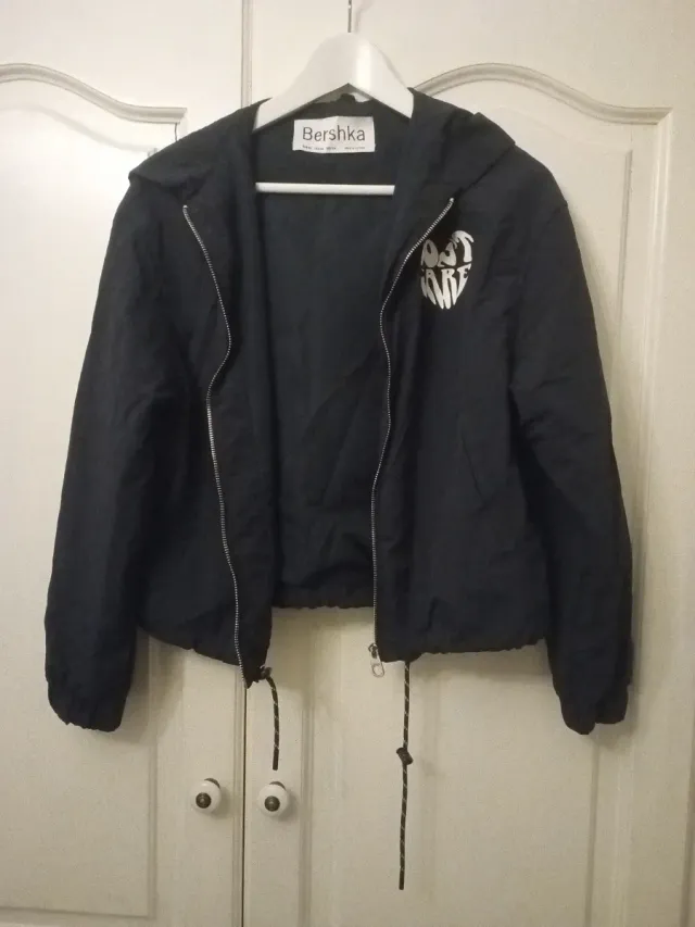 Chaqueta Negra con Capucha Bershka Talla XS