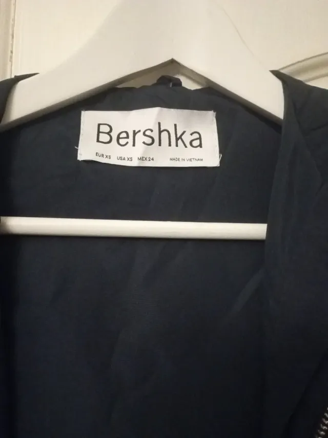 Chaqueta Negra con Capucha Bershka Talla XS