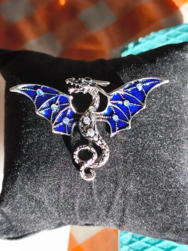 Alfinete Dragão Esmaltado com Pedras Brilhantes no