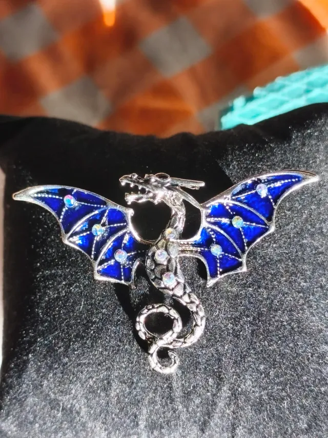 Alfinete Dragão Esmaltado com Pedras Brilhantes no