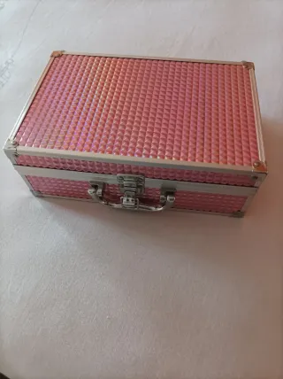 Maletín maquillaje rosa y plateado . Vacío .