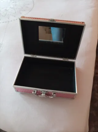 Maletín maquillaje rosa y plateado . Vacío .