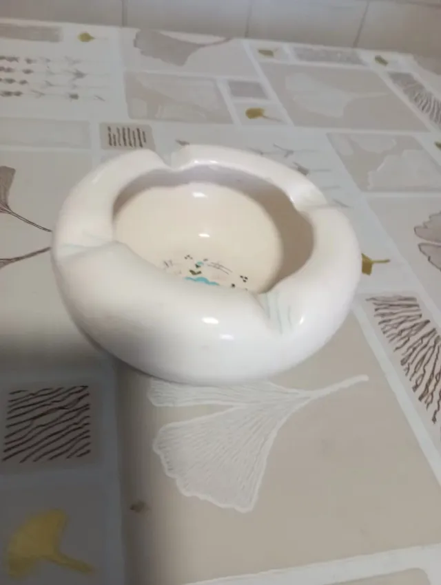Ceniere in ceramica bianco con motivo floreale