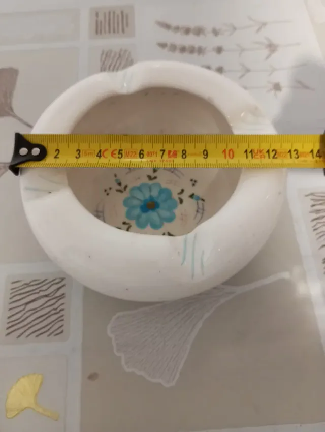 Ceniere in ceramica bianco con motivo floreale