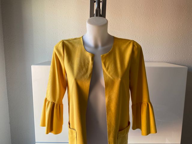 Abrigo amarillo mostaza manga trompeta de Only T S