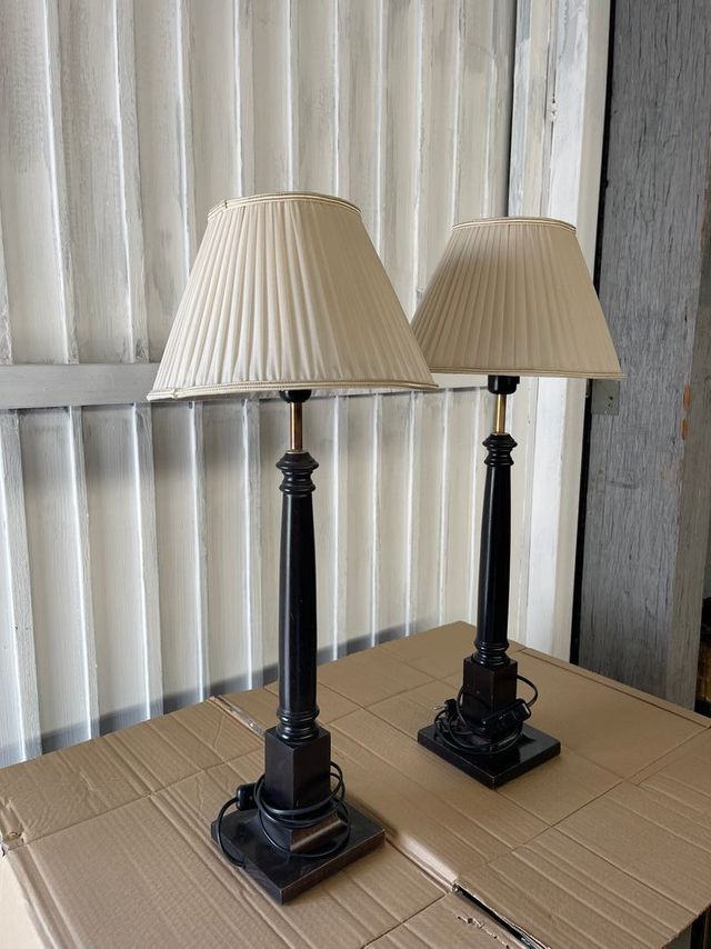 ✔ Coppia di lampade in legno massello antico