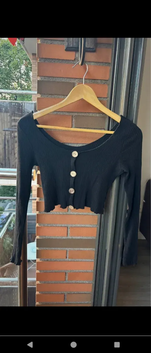 Top negro crop con botones