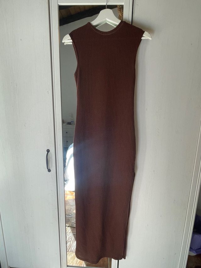 Vestido marrón sin mangas