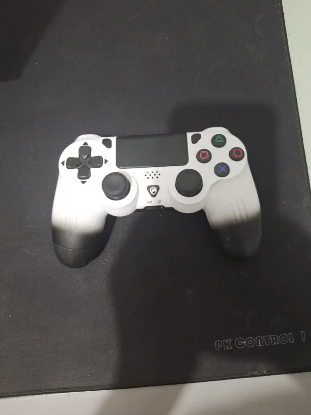Mando PS4 Blanco y Negro