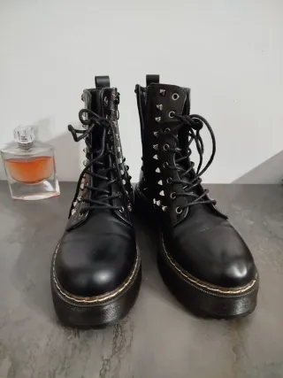 Botas negras con tachuelas